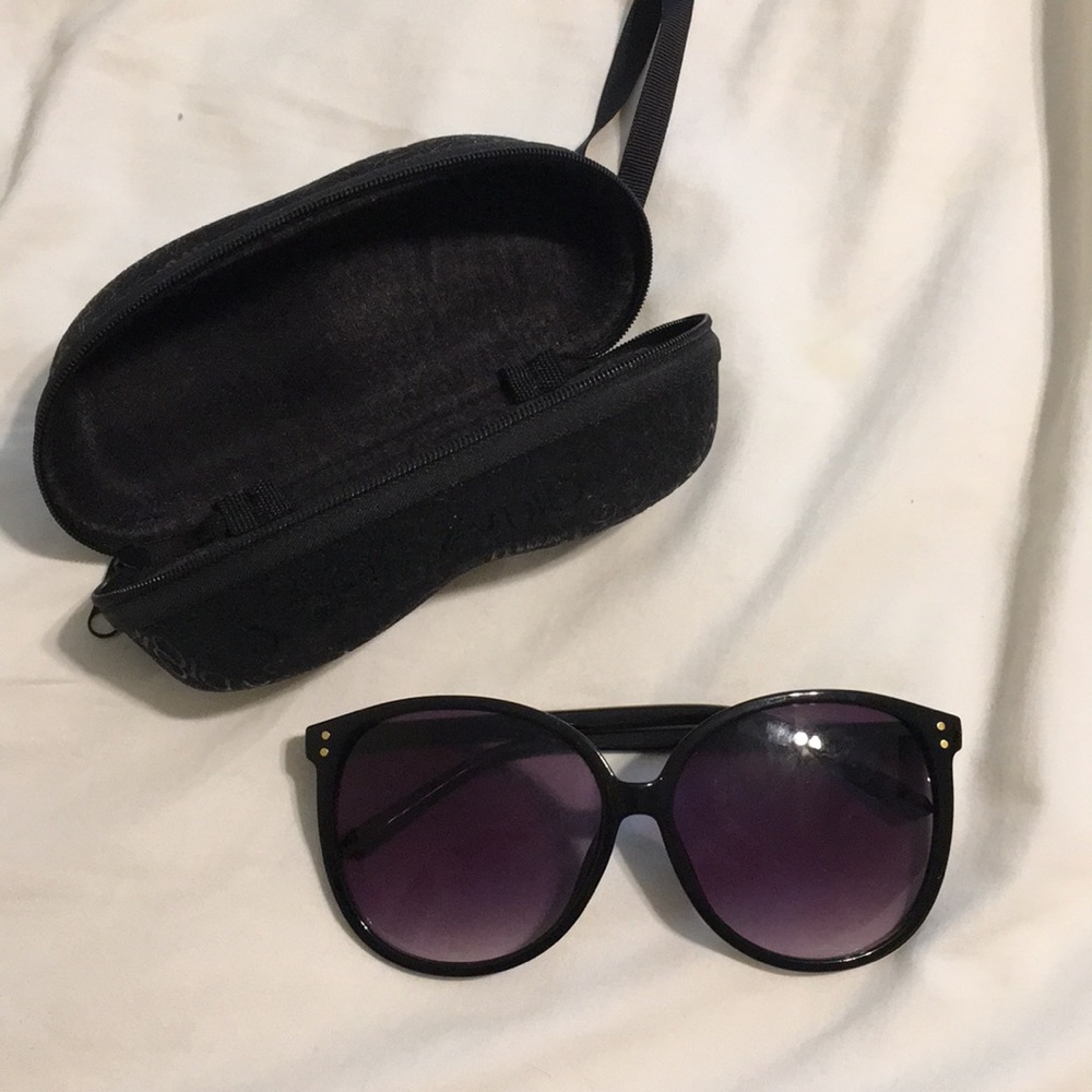SALE! OVERSIZED SUNGLASSES W/ CASE